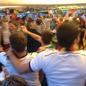 Goleada rende 1,5 mil cervejas grátis em bar (Goleada rende 1,5 mil cervejas grátis (Goleada rende 1,5 mil cervejas grátis a alemães (Goleada rende 1,5 mil cervejas grátis a alemães (Isabela Marinho/G1))))