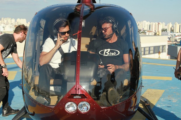 Lucas Lucco Chega de Helicoptero Mega Polo Fashion (Foto: Amauri Nehn/Brazil News)