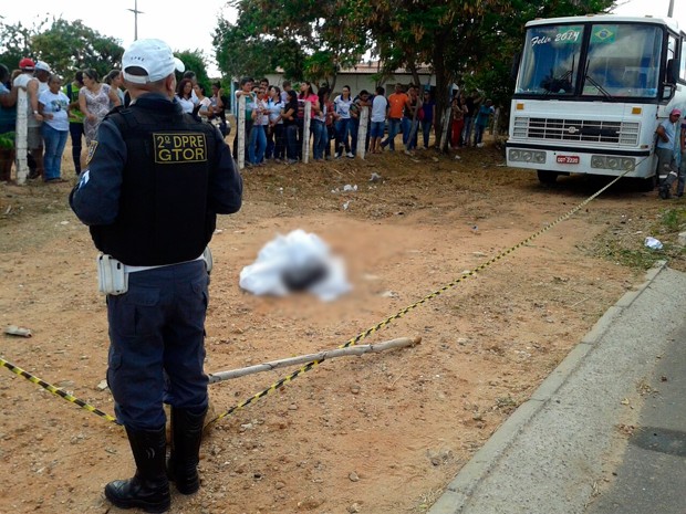 Segundo a PM, estudante foi atropelada pelo próprio ônibus que a levou ao campus (Foto: Sara Cardoso/Inter TV Cabugi)