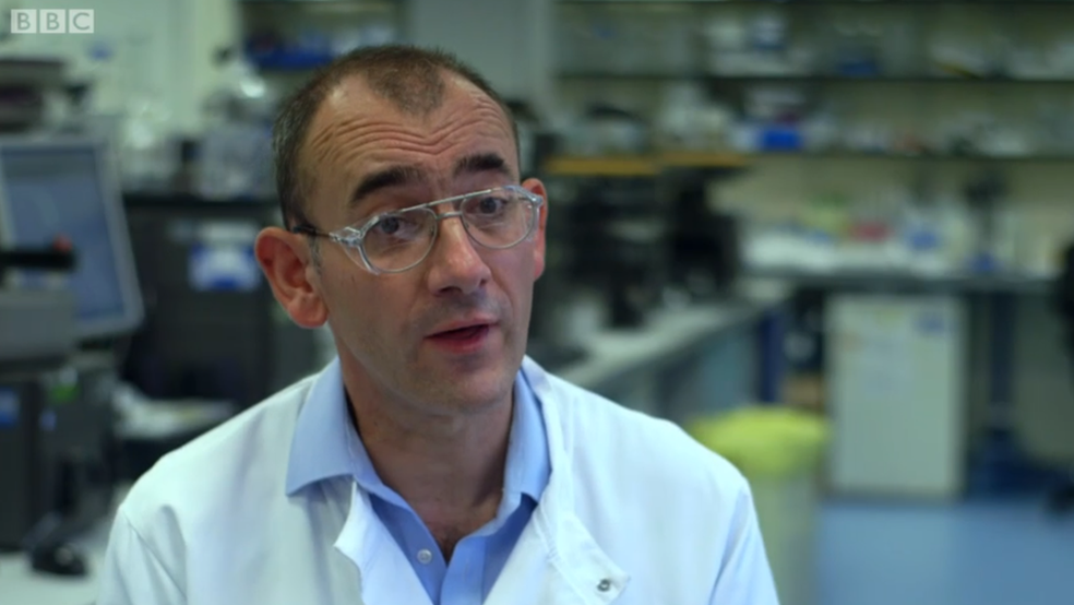 Médicos como Alastair Henry investigaram por anos a doença que afeta Tim (Foto: BBC)