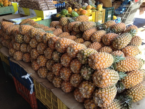 Abacaxi é exemplo de fruta que teve aumento de preço em Roraima (Foto: Rodrigo Menaros / G1 RR)