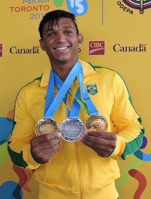 Isaquias posa para foto com as três medalhas que conquistou em Toronto (Foto: Divulgação/Confederação Brasileira de Canoagem)