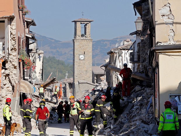 Equipes trabalham em resgate de vítimas sob os escombros em Amatrice (Foto: Ciro de Luca/Reuters)