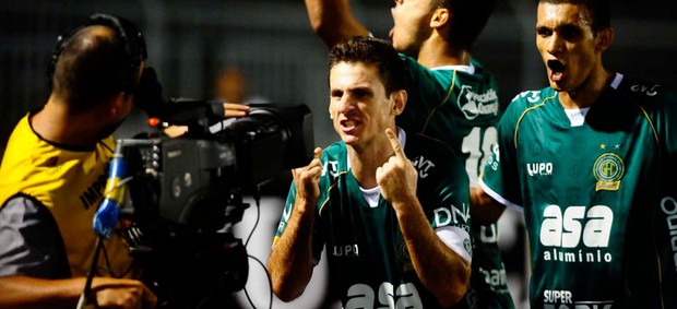 Fumagalli vai até a câmera para vibrar o gol de empate no dérbi (Foto: Marcos Ribolli / Globoesporte.com)