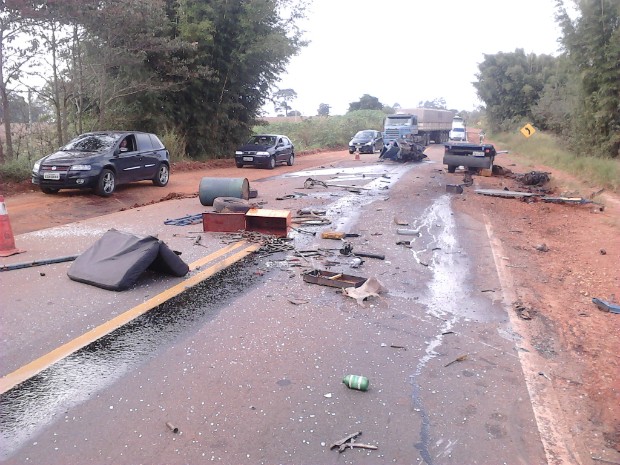 G1 Acidente entre três veículos faz vítimas graves em Angatuba SP