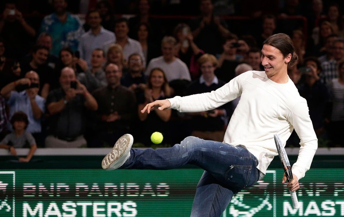 Ibrahimovic PSG assiste ao jogo de tênis entre Djokovic e Federer (Foto: Agência Reuters) Ibrahimovic PSG assiste ao jogo de tênis entre Djokovic e Federer (Foto: Agência Reuters)