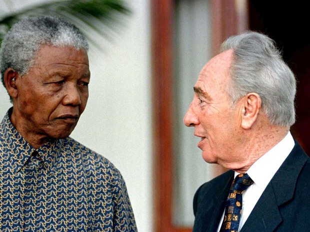 Nelson Mandela e Shimon Peres em 20 de outubro de 1996 (Foto: Arquivo / Reuters)