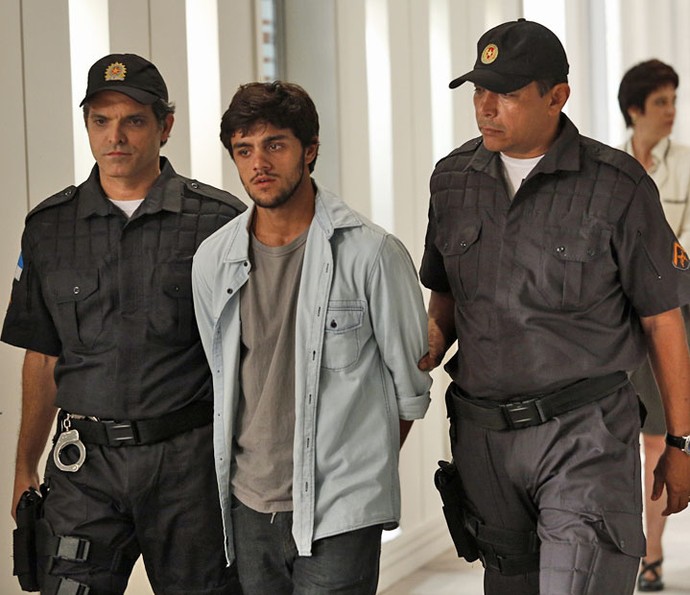 Policiais levam Jonatas para a delegacia (Foto: Raphael Dias/Gshow) Policiais levam Jonatas para a delegacia (Foto: Raphael Dias/Gshow)