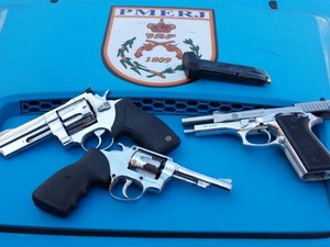 Revólveres e pistola foram apreendidos (Foto: Divulgação / PMERJ)
