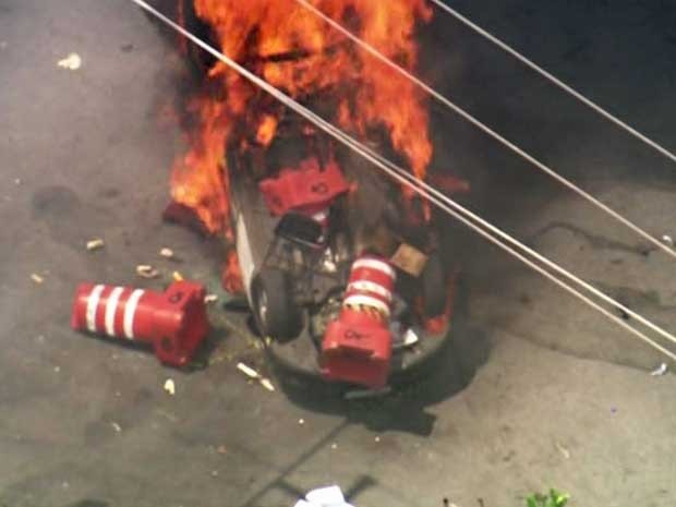 Carro foi incendiado no Ceagesp (Foto: Reprodução/TV Globo)