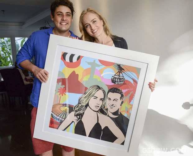 Angélica ganha quadro de presente do amigo Bruno De Luca (Foto: Raphael Dias / TV Globo)