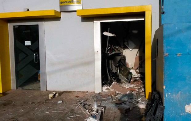 Agência do Banco do Brasil, no Centro de Extremoz, ficou completamente destruída com a explosão  (Foto: Marksuel Figueiredo/Inter TV Cabugi)