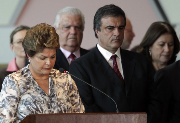 A presidente Dilma Rousseff, durante minuto de silêncio em lamento pelas vítimas de Santa Maria (RS) (Foto: Ueslei Marcelino/Reuters)