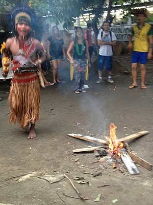 Índios permaneciam, na manhã desta quinta-feira (21), dentro de prédio onde funcionava o antigo Museu do Índio, no Maracanã, na Zona Norte. (Foto: Isabela Marinho / G1)