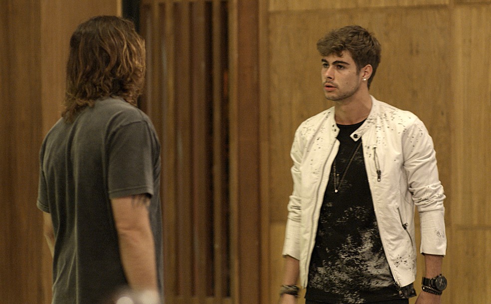 Léo quer saber o que Gui estava fazendo abraçado à sua mãe (Foto: TV Globo)
