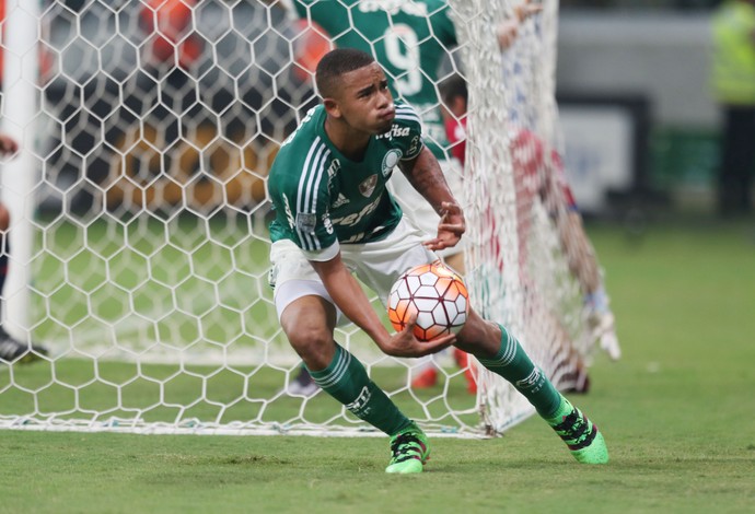 Fred, Gabriel Jesus e Élber. Escolha o gol mais bonito do meio de semana