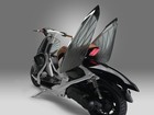 Yamaha cria scooter retrô com 'asas' e carenagens transparentes