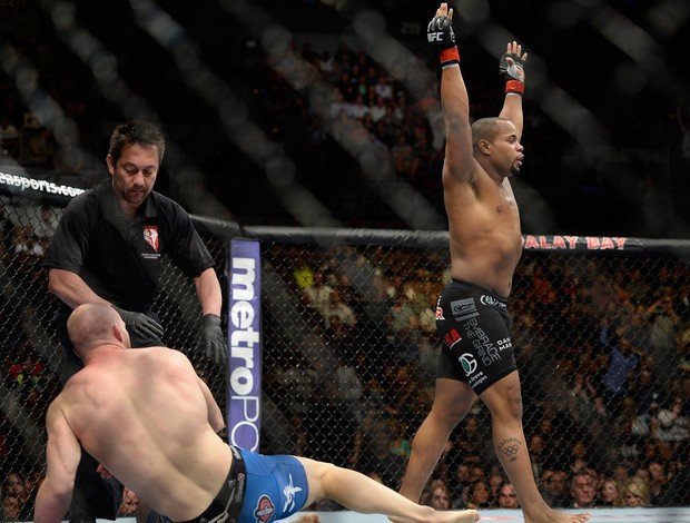 Cormier contra Cummins no UFC 170 (Foto: Getty Images)