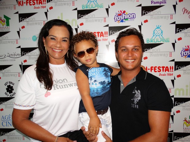 Solange Couto com marido, Jamerson, e o filho, Benjamin, em evento de moda no Rio (Foto: Mauro Zaniboni/ Divulgação)