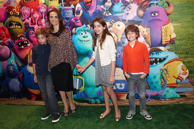 Carla Vilhena com os filhos (Foto: Manuela Scarpa/Foto Rio News)