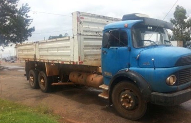Caminhão, que estava com as placas trocadas, foi roubado em Pontalina (Foto: Divulgação/PRF)