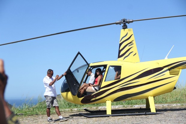 Ex-bbb Munik em helicóptero (Foto: agnews)