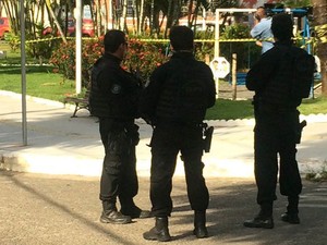 Policiais cumprem mandados na operação Hidra de Lerna na manhã desta terça-feira (Foto: Andreia Silva/ TV Bahia)