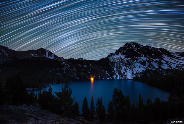 9. As estrelas iluminam o céu noturno acima de um acampamento em Green Lake, na Califórnia, na imagem de Dan Barr (Foto: Dan Barr (EUA))