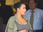 Grávida, Kim Kardashian acaricia a barriga durante tarde compras