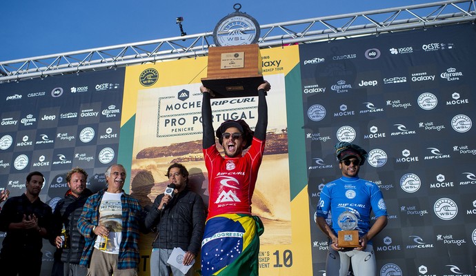 Filipinho comemora a vitória sobre Ítalo Ferreira na etapa portuguesa do Circuito Mundial de Surfe (Foto: Wsl/Kirstin Scholtz )