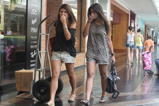 Antonia Morais com amiga em shopping no Rio (Foto: Daniel Delmiro/ Ag. News)