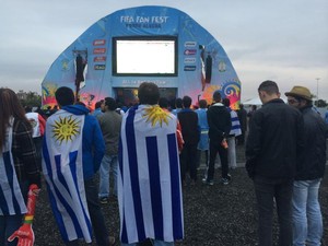 Uruguaios assistem à partida da Celeste contra a Costa Rica, na Fan Fest de Porto Alegre (Foto: Luiza Carneiro/G1)