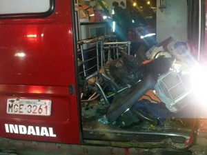 Acidente aconteceu na madrugada deste domingo 923) (Foto: Corpo de Bombeiros de Indaial/Divulgação)