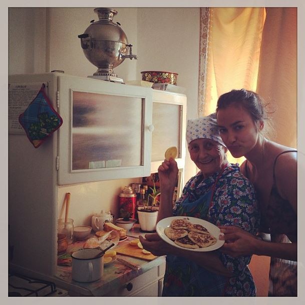 Irina Shayk e a avó (Foto: Instagram/Reprodução)