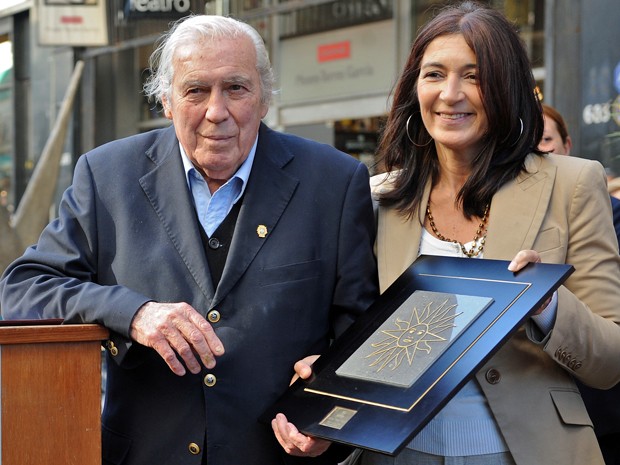 O artista plástico uruguaio Carlos Páez Vilaró recebe homenagem de Hyara Rodriguez, prefeita de Montevidéu, em abril de 2010 (Foto: AFP PHOTO/Pablo PORCIUNCULA )