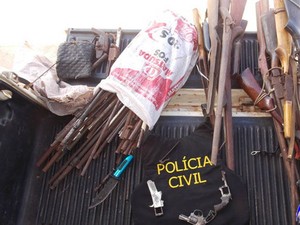 Polícia apreendeu arsenal dentro da casa de ferreiro no Piauí (Foto: Francisco Gonçalves/ Valencaonline.com)