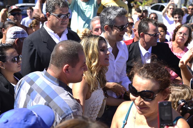 Flávia Alessandra ganha homenagem em Arraial do Cabo (Foto: Andre Muzzell/AgNews)