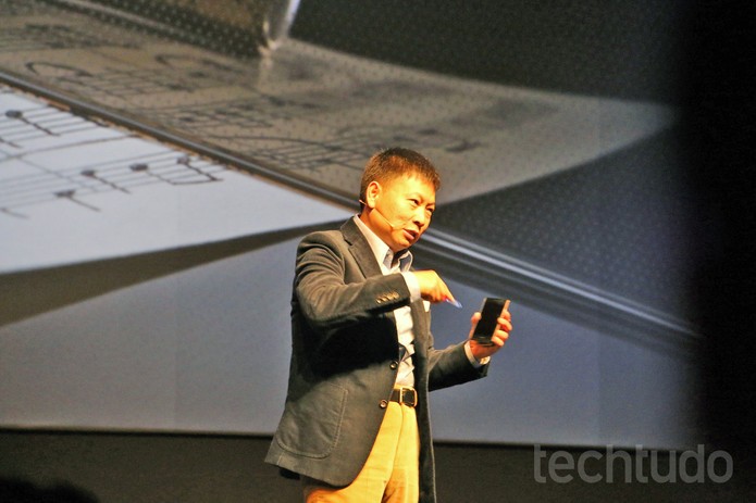 Yu usa uma faca para riscar o Ascend P7 com tela de safira (Foto: Fabrício Vitorino/TechTudo) Yu usa uma faca para riscar o Ascend P7 com tela de safira (Foto: Fabrício Vitorino/TechTudo)