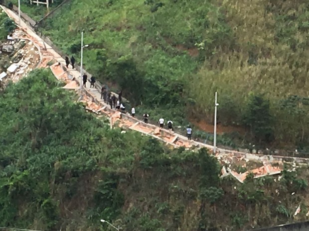 PMs derrubam muro entre comunidades do Centro (Foto: Divulgação/UPP)