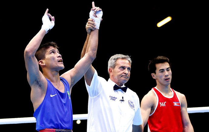 Julião Neto comemora vitória no boxe em Londres (Foto: Reuters)