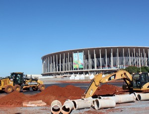 Obras entorno do estádio Mané Garrincha (Foto: Fabrício Marques)