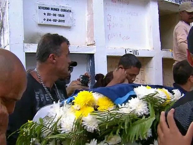 Corpo de Maria Alice é sepultado (Foto: Reprodução/TV Globo)