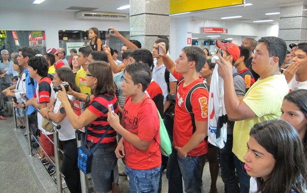 Torcida desembarque Flamengo Goiânia (Foto: Richard Souza)