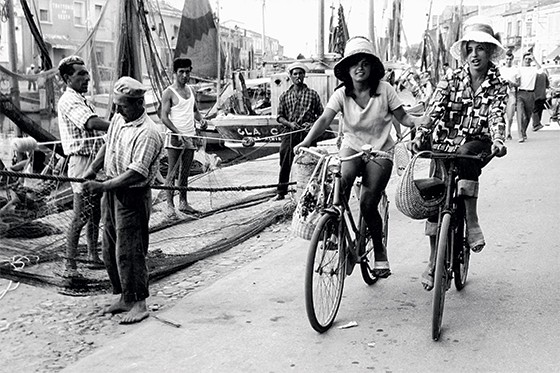 Mulheres de bicicleta na Itália na década de 60 (Foto: Erich Lessing/Album)