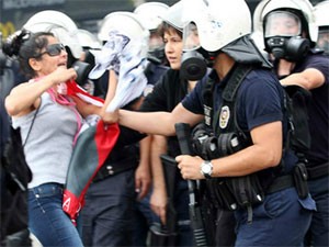 Manifestante encara a polícia durante protesto em Ancara (Foto: Adem Altan/AFP)