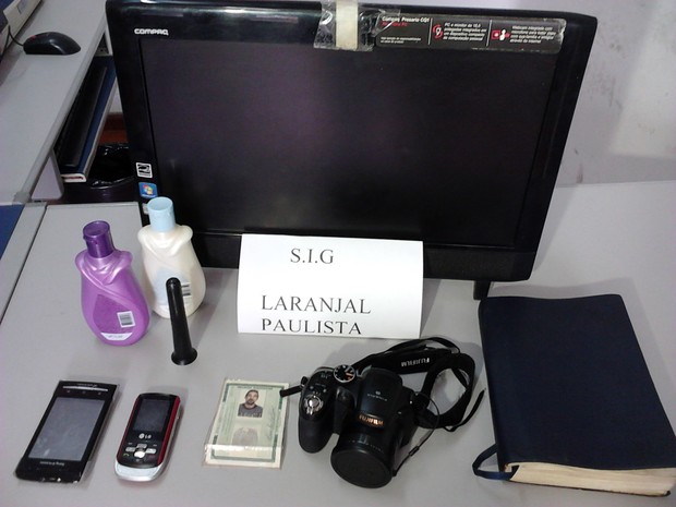 Material apreendido na caso do suspeito de pedofilia em Laranjal Paulista (Foto: Cláudio Nascimento / TV TEM)