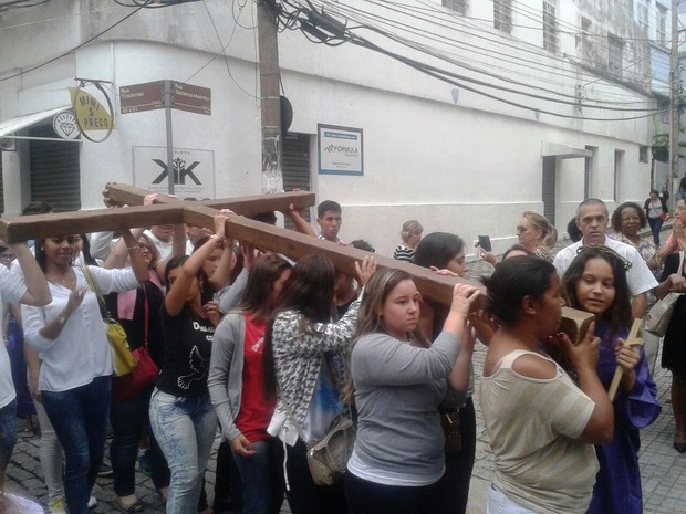 Jovens carregam cruz na procissão (Foto: Géssica Valentini/G1)
