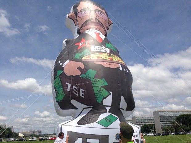 Grupo monta boneco gigante em frente ao Congresso Nacional (Foto: Gabriel Luiz/G1)