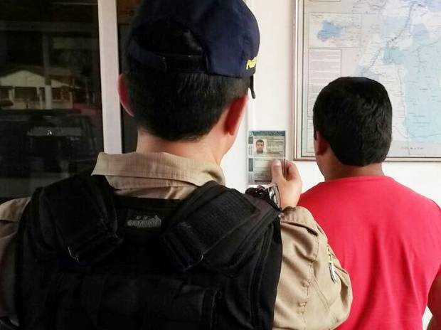 Homem disse que comprou documento falso por intermédio de um conhecido, no Rio de Janeiro. (Foto: Divulgação/PRF)