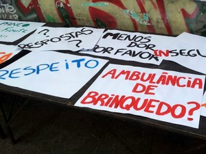 Cartazes pedem justiça no caso de estudante da UFSCar encontrado morto (Foto: Suzana Amyuni/G1)